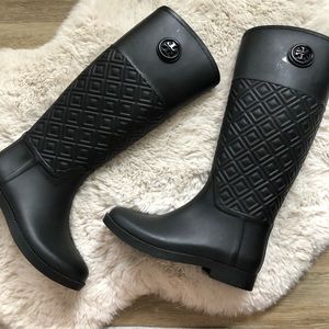 TORY BURCH Black rubber boots 7